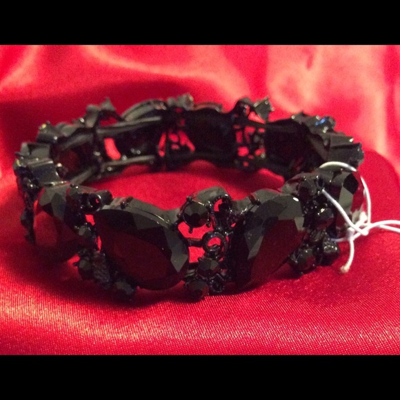 Vine Designed Bracelet. - Picture 2 of 5